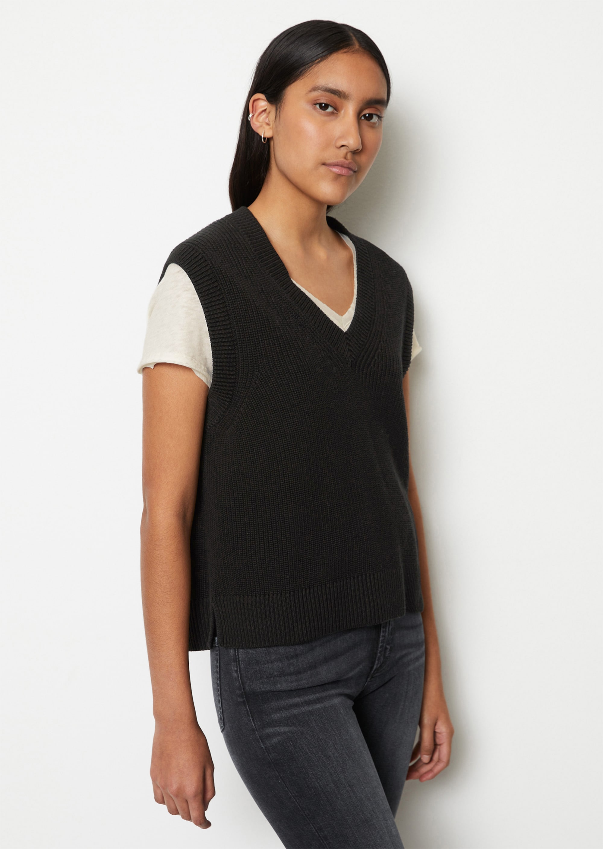 Sleeveless jumper in a regular fit made of pure organic cotton