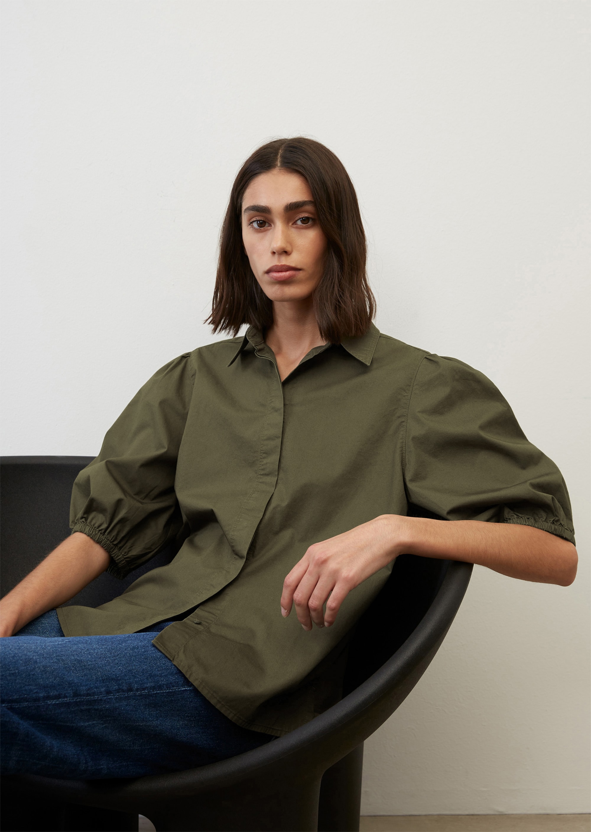 Feminine short-sleeved blouse in fine technical cotton fabric