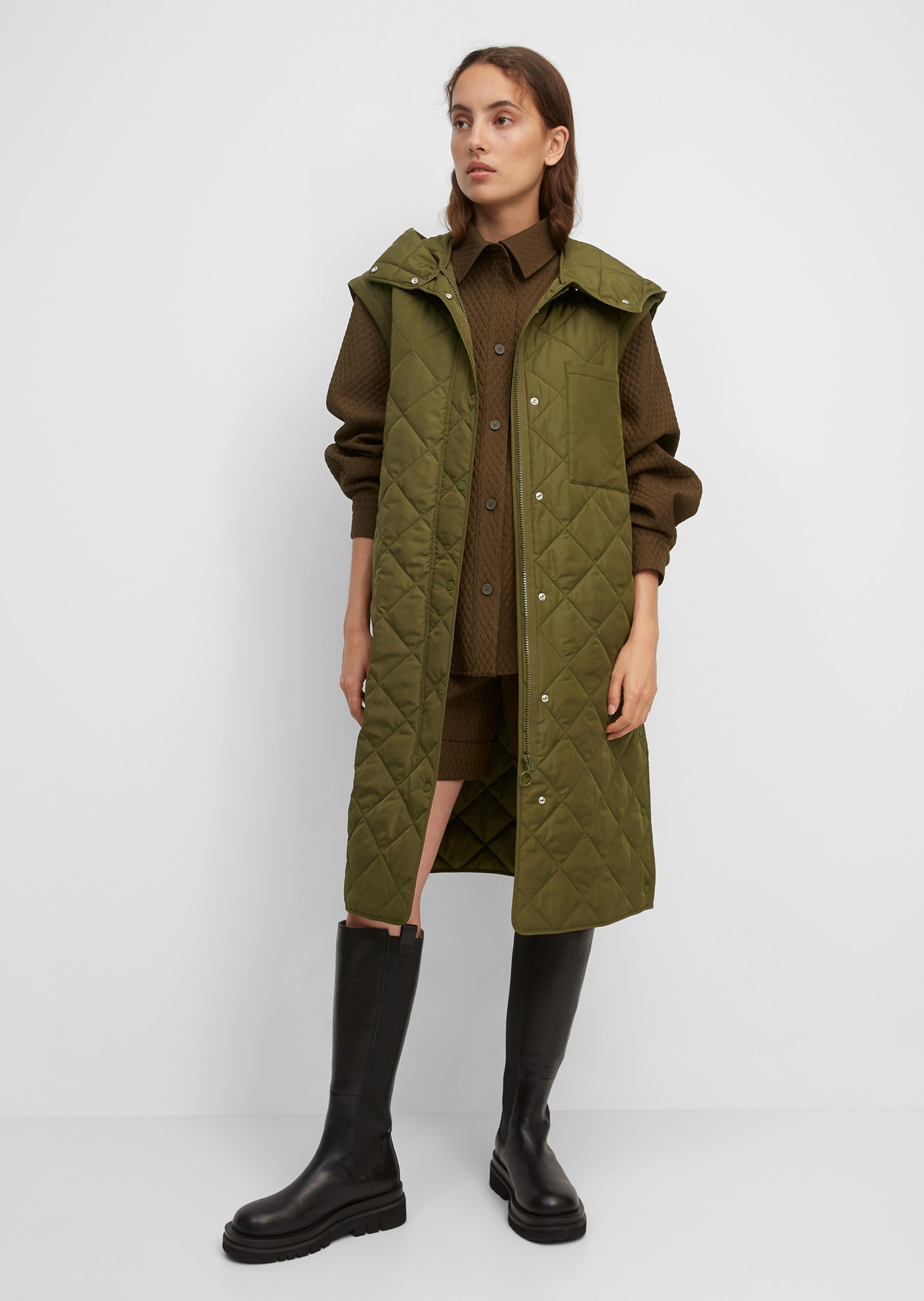 Water-resistant hooded quilted coat With detachable sleeves