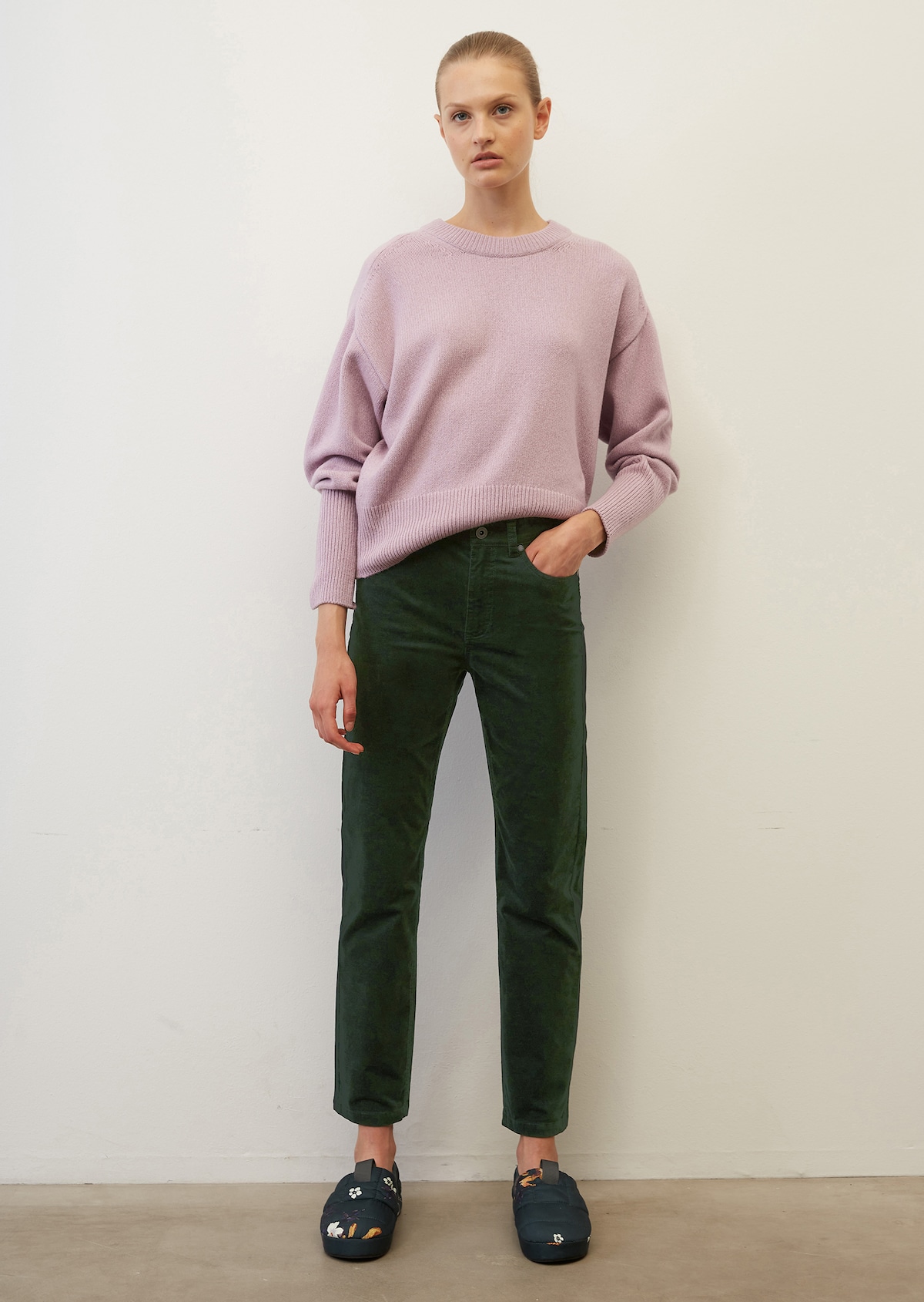 LINDE trousers in a straight, cropped cut with a high waist Made of ...