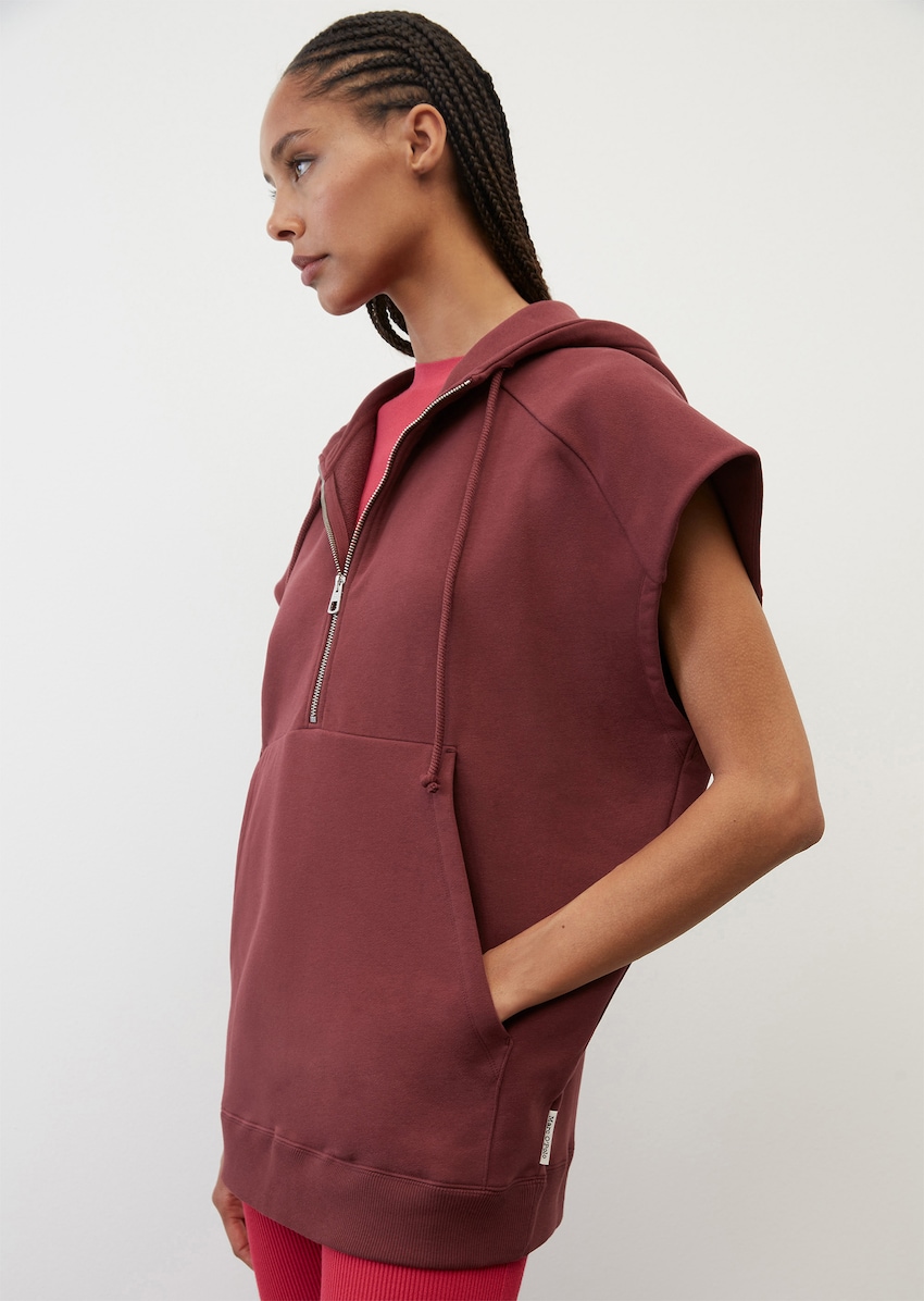 Berg kleding op Vormen Concentratie Mouwloze, oversized cape van sweatstof met rits van een mix met organic  cotton - rood | Crew Neck Sweater | MARC O'POLO