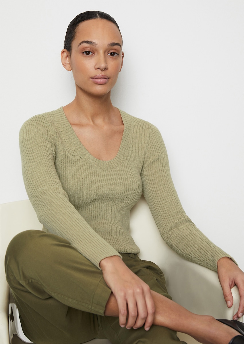 Round neck sweater slim made from soft bouclé yarn - green