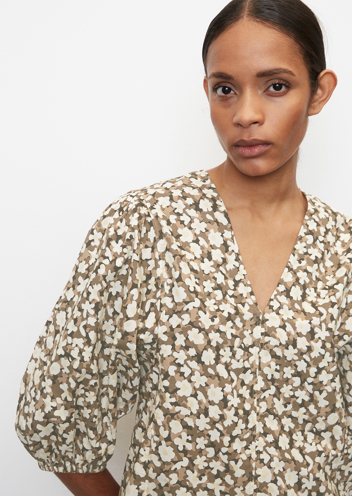 V-neck blouse with an all-over print made of paper touch poplin - beige ...