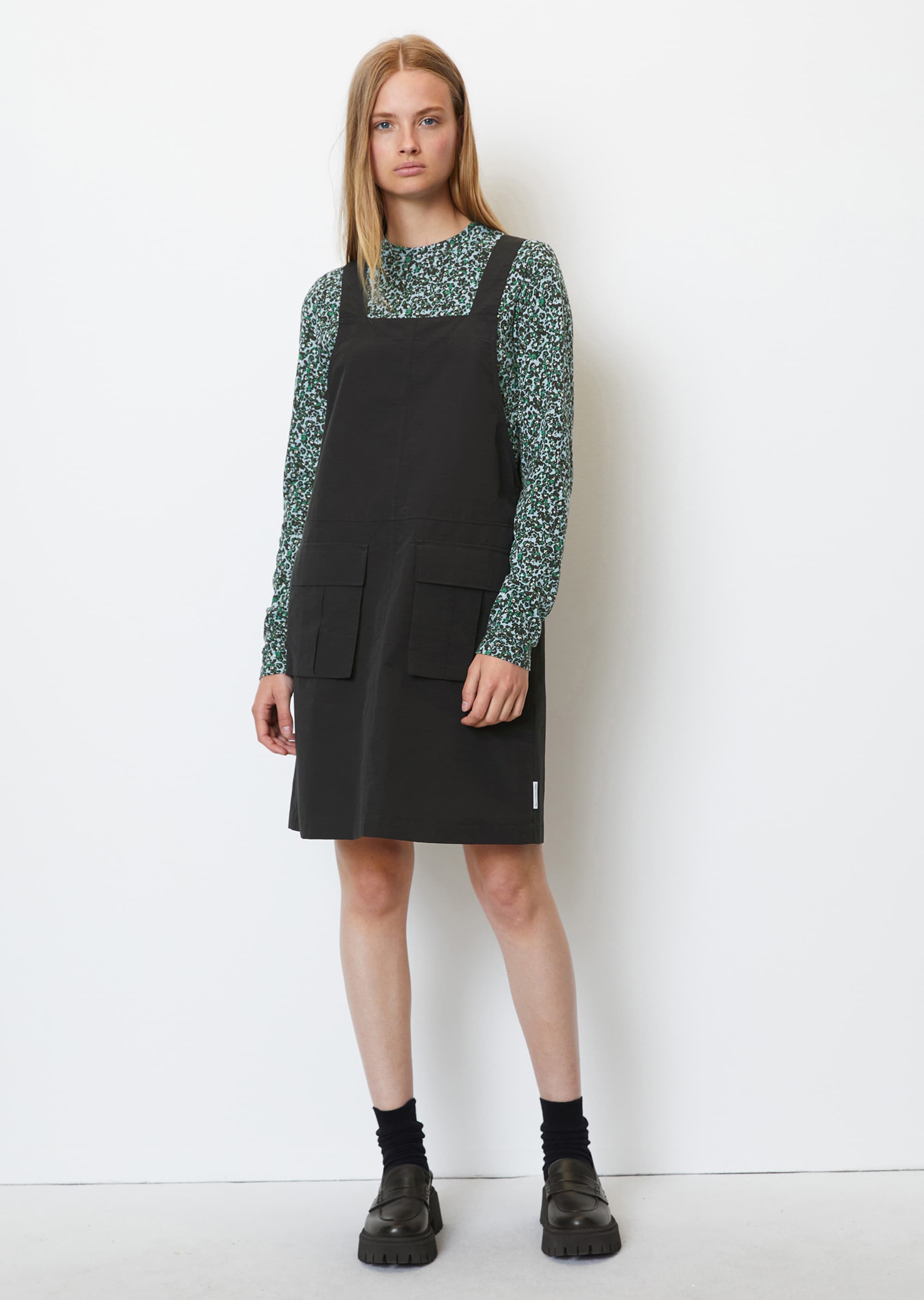 Short pinafore dress with pockets Made of blended organic cotton
