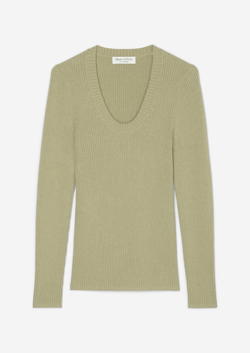 Round neck sweater slim made from soft bouclé yarn - green