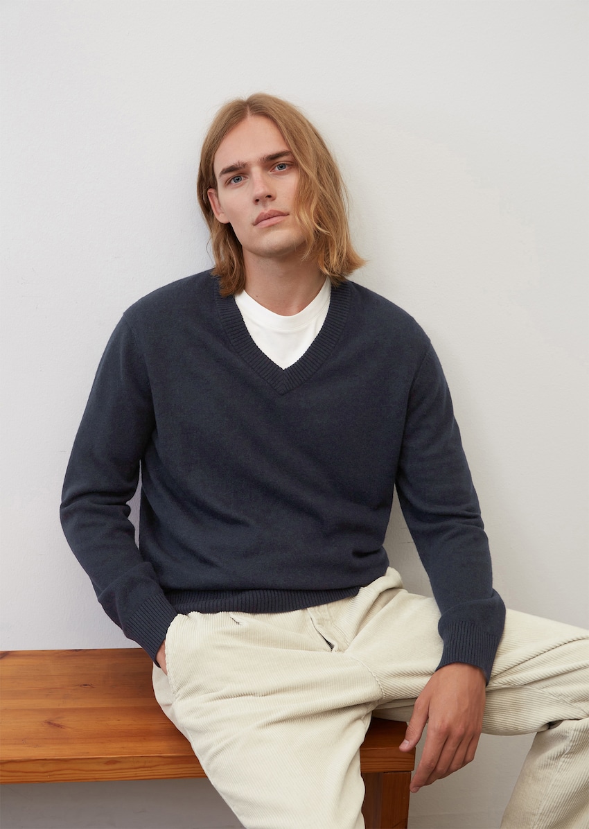 Lambswool V-neck jumper, regular fit in a blend of soft new wool